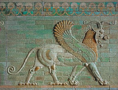 Leão alado com cabeça de carneiro e patas traseiras de grifo ... de Erich Lessing