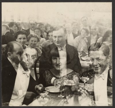 [Exposição dupla de um grupo de pessoas num banquete]. de Erich Salomon