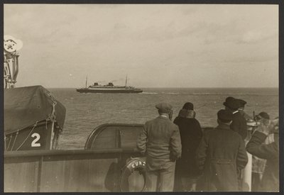[Grupo de pessoas no convés de um navio a ver outro navio a passar ao longe] de Erich Salomon