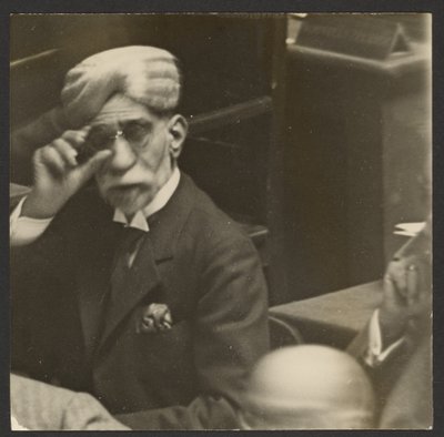 [Homem sentado com turbante e óculos escuros]. de Erich Salomon