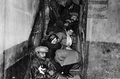 Uma escadaria em um abrigo noturno, Paris, 1931. de Ernest Flammarion
