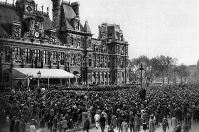 Multidão em frente à prefeitura em um dia de recepção, Paris, 1931 de Ernest Flammarion