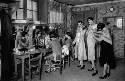 Modelos em uma grande costureira, Paris, 1931 de Ernest Flammarion
