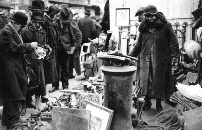Feira de Ferro Velho no Boulevard Richard Lenoir, Paris, 1931. de Ernest Flammarion