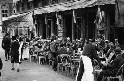 Pessoas em um conhecido café parisiense na calçada, 1931 de Ernest Flammarion