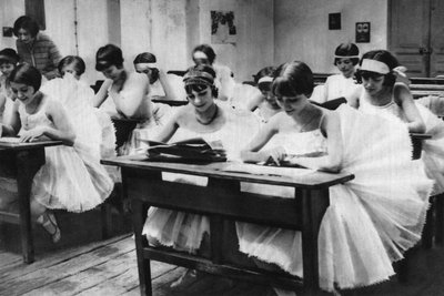 Escola de jovens dançarinas na Opera, Paris, 1931. de Ernest Flammarion
