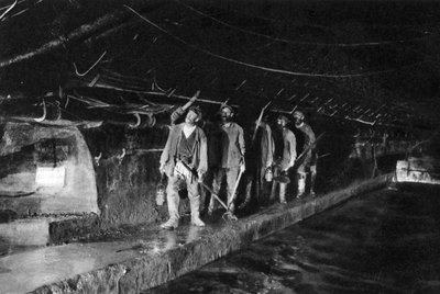 Limpadores de esgoto no esgoto principal, Paris, 1931 de Ernest Flammarion