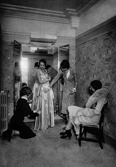 Experimentando um vestido em uma grande costureira, Paris, 1931. de Ernest Flammarion