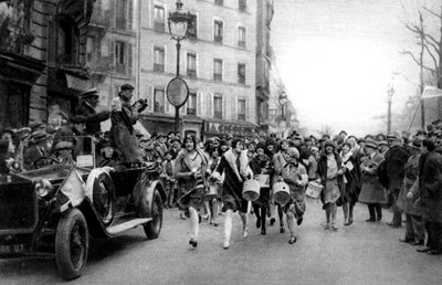Fósforo de passeio dos midinettes, Paris, dia de St Catherines, 1931. de Ernest Flammarion