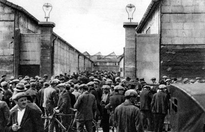 Trabalhadores na entrada de uma fábrica de Billancourt, Paris, 1931. de Ernest Flammarion