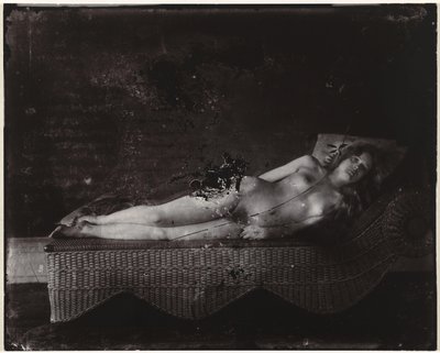 Nu feminino em uma espreguiçadeira Garota na espreguiçadeira de vime, Nova Orleans (título do objeto) de Ernest James Bellocq