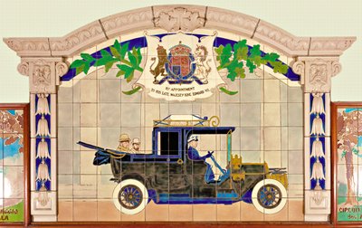 O Rei Eduardo VII e o Príncipe de Gales num automóvel Sedanca de Ville (cerâmica) de Ernest Montaut