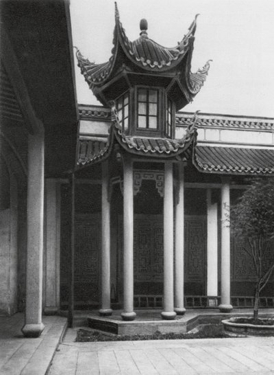 Changshafu, Chen kia tze tang, Hunan, Templo ancestral da família Chen, torre sineira no pátio principal (fotografia a preto e branco) de Ernst Boerschmann
