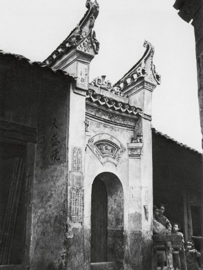 Hunan, Entrada da casa (Fotografia a preto e branco) de Ernst Boerschmann