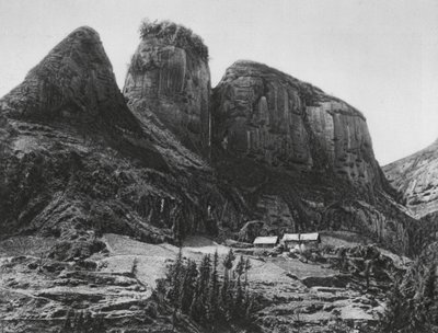 Ichangfu, Pi kia shan, Hupei, A Montanha do Porta-Pincéis em frente ao Templo da Caverna do Rei Dragão (fotografia a preto e branco) de Ernst Boerschmann