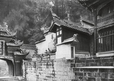 Kuanhien, Ori Lang miao, Szechuan, Primeiro pátio do templo de Ori Lang (fotografia a preto e branco) de Ernst Boerschmann