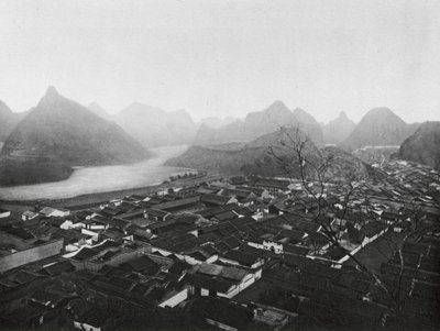 Kueilinfu, Kuangsi, Kueilin, a capital da província, Vista para noroeste (fotografia a preto e branco) de Ernst Boerschmann