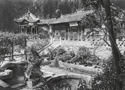 Miao tai tze, Shensi, Jardim do Mosteiro (fotografia a preto e branco) de Ernst Boerschmann