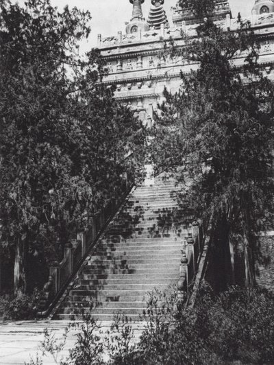 Pequim, Si shan, Pi yun sze, Chihli, Colinas Ocidentais perto de Pequim, Escadaria para o Pagode de Mármore (fotografia a preto e branco) de Ernst Boerschmann