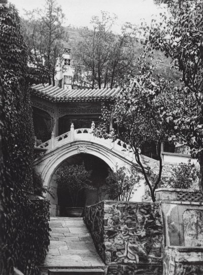 Pequim, Si shan, Shih tze wo, Chihli, Jardim do mosteiro nas montanhas ocidentais (fotografia a preto e branco) de Ernst Boerschmann
