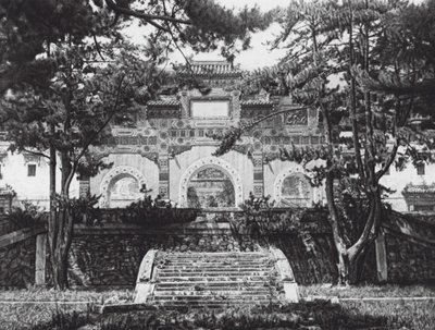 Pequim, Si shan, Tsing i yuan, Chihli, Portão de vidro colorido nas colinas ocidentais perto de Pequim (fotografia a preto e branco) de Ernst Boerschmann