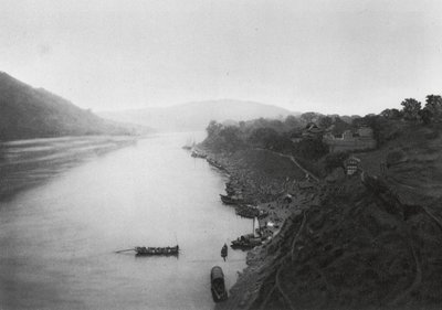Suchoufou, Szechuan, Vista da cidade até ao rio Min (fotografia a preto e branco) de Ernst Boerschmann