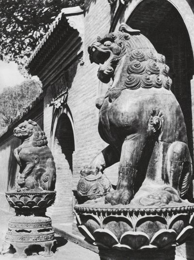 Taiyuanfu, Ta pei sze, Shansi, Leões de bronze à entrada do templo (fotografia a preto e branco) de Ernst Boerschmann