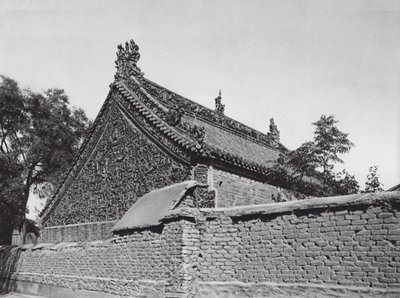 Tsing yang shu, Shantung, Salão com relevos em terracota vidrada no Templo da Deusa Tai shan (fotografia a preto e branco) de Ernst Boerschmann