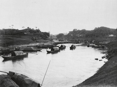 Tzeliutsing, Szechuan, Barcos de sal no distrito industrial dos poços de sal (fotografia a preto e branco) de Ernst Boerschmann