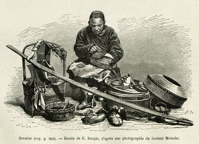 O aforrador itinerante repara as botas mas também os arreios dos carros dos altos funcionários do palácio, aos pés da Porta das Flores Orientais do Palácio Imperial em Pequim. Gravura após o desenho de E.Ronjat, para ilustrar a viagem a P de Etienne Antoine Eugene Ronjat