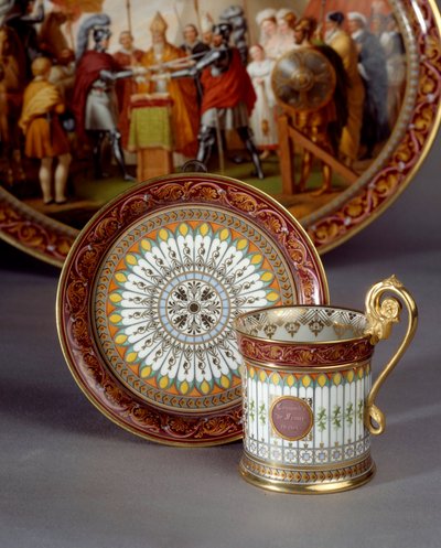 Servindo xícara de porcelana e pires feitos de chocolate. Realizado por Etienne Charles Leguay (1762-1846) 1835 Sevres, fábrica de porcelana de Etienne-Charles Leguay