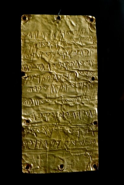 Antiquite etrusco: comprimidos (slats) de Pyrgi em ouro gravados com inscrições fenícias dedicadas à deusa Astarte. Fim do século V a.C., início do século VI a.C. Dim. 19,3 cm Roma, Museo Nazionale di Villa Giulia de Etruscan