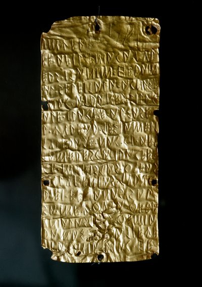 Antiquite etrusco: comprimidos (slats) de Pyrgi em ouro gravados com inscrições em língua etrusca dedicadas à Deusa Unida. Fim do século V a.C., início do século VI a.C. Dim. 18,5 cm Roma, Museo Nazionale di Villa Giulia de Etruscan