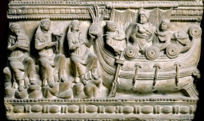 Arte etrusca: "Ulisses, preso ao tapete da sua nave, resiste ao canto das sirenes" Baixo relevo de um sarcófago de Volterra. Século IV-3º a.C. Florença, museu arqueológico - Civilização etrusca, século IV a.C.: baixo-relevo de um sarcófago de Etruscan