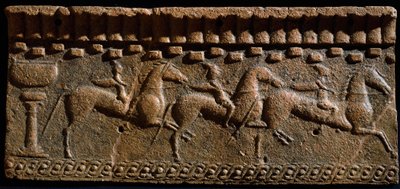 Arte etrusca: decoração frisada de cavaleiros de um conjunto arquitectónico em Murlo. Século VI a.C. Murlo, Antiquário Municipal, Itália de Etruscan