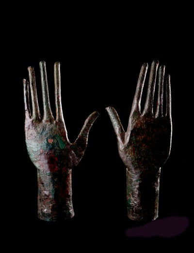 Arte etrusca: duas mãos - Estatuetas de bronze - 680-670 aC Dim H 23,5 cm Do túmulo do Carro di bronzo, Vulci de Etruscan