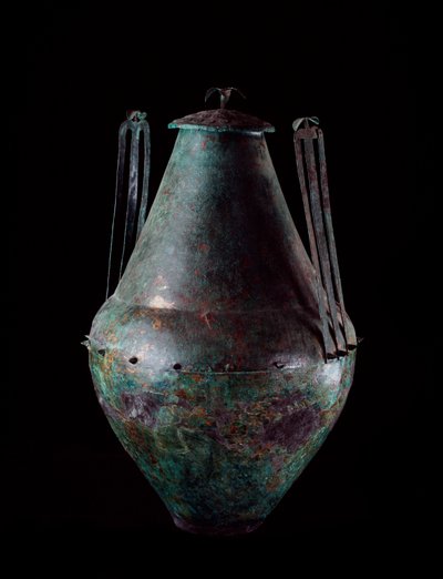 Civilização etrusca: vaso de bronze bicônico com alça dupla e tampa do túmulo do tanque de bronze em Vulci, 680-670 aC de Etruscan