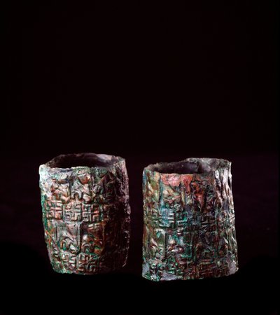 Civilização etrusca: pulseiras decoradas em bronze do túmulo do tanque de bronze em Vulci, 680-670 aC de Etruscan