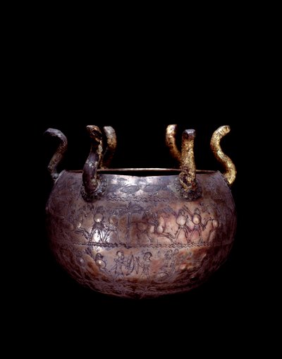 Civilização etrusca: pequeno vaso de prata com cobras do túmulo principal chamado Bernardini a Preneste de Etruscan