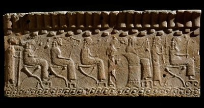 Civilização etrusca: friso terracota adornado com baixos relevos de divinitas e dignitários sentados. 580 a.C. Dim. 24x54 cm. Do Palácio Murlo. Murlo, Antiquário Comunal de Etruscan