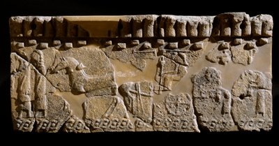 Civilização etrusca: decoração em friso terracota de um cortejo. Século VI a.C. Do 2º Palácio de Murlo. Dim. Murlo 24x39 cm, Antiquário Comunal. de Etruscan