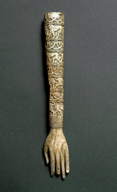 Antiquite etrusco: braço frontal ou cabo de flabelo (ventilador litúrgico) em marfim. Do túmulo Barberini a Preneste (Palestrina). Século VII a.C. Roma, Museo Nazionale di Villa Giulia de Etruscan