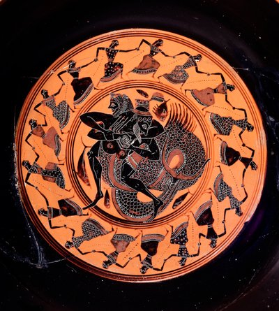 Terracotta kylix representando Hércules lutando com Triton, rodeado por 17 Nereids dançantes, século VI a.C. de Etruscan