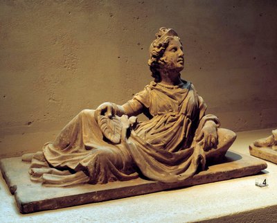 Arte etrusca: capa de urna funerária retratando a esposa do falecido segurando um ventilador. Do monumento funerário de Chiusi (Toscana, Itália). Século II d.C. Paris, Museu do Louvre de Etruscan Etruscan