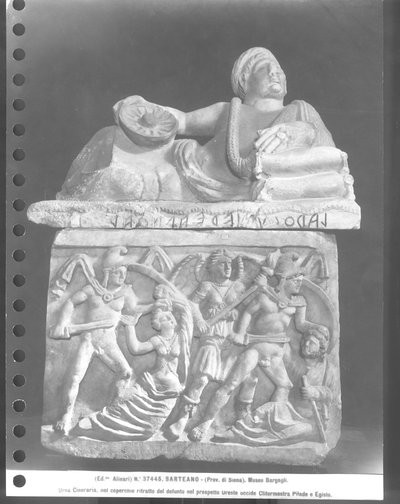 Orestes matando Clytemnestra e Pylades matando Egisthe, Cinerary Urn (mármore) (foto a p/b) de Etruscan Etruscan