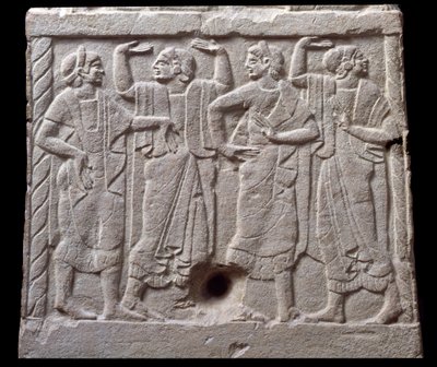 Alívio com bailarinos de um marco de mármore de Chiusi, Itália, Século VI a.C. de Etruscan Etruscan