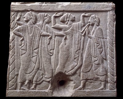 Alívio com bailarinos de um marco de mármore de Chiusi, Itália, Século VI a.C. de Etruscan Etruscan