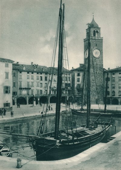 Porto e Torre Apponale, Riva del Garda, Itália, 1927 de Eugen Poppel