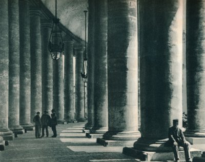 Parte da colunata na Praça St Peters, Roma, Itália, 1927 de Eugen Poppel