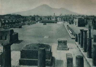 Vista do fórum com o Monte Vesúvio à distância, Pompéia, Itália, 1927 de Eugen Poppel